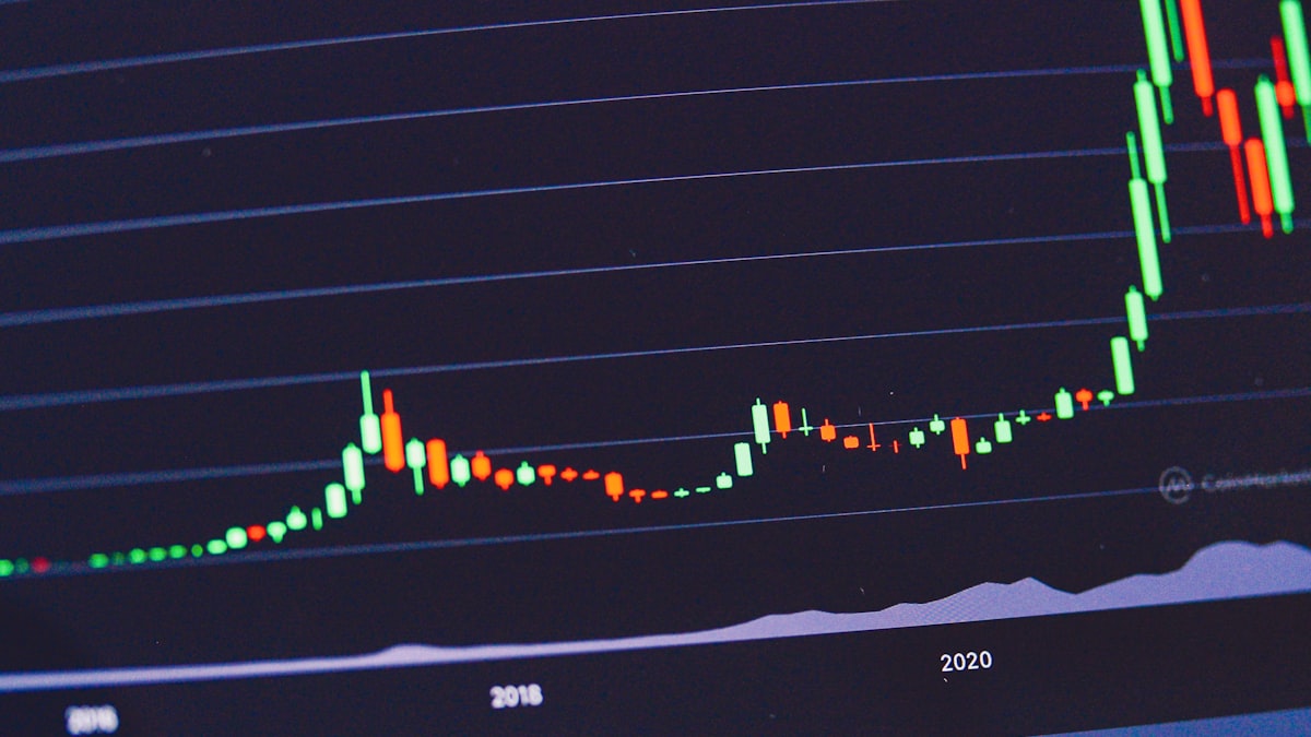 The GENIUS Act Reshapes Stablecoins: How Washington's New Rulebook Hands USDC an Edge and Forces Tether's Hand